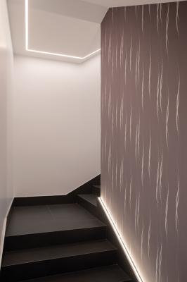 Strip LED Plus, 3000K, 14.4W/m, Line profile, milky screen / 3000K, 14.4W/m, Lyna profile, milky screen. Residential building, Andria, Italy, project by arch. Mariangela Alicino, photo by Alessio Tamborini