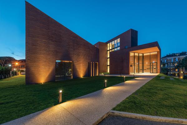 Bright 5.F, 3000K, 19W, 67°x11° / Linear 2.1, 3000K, 8,5W, 600 mm / Bright 1.6, 3000K, 2W, 10°. Campus John Felice, Loyola University, Roma. Project by arch. Ignazio Lo Manto, light planning by Gianni Celleno (Elettroged), photo by Moreno Maggi