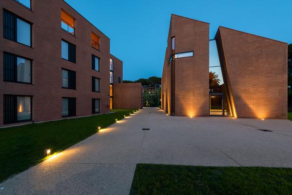 Bright 5.F, 3000K, 19W, 67°x11° / Linear 2.1, 3000K, 8.5W, 250 mm / Bright 1.6, 3000K, 2W, 10°. Campus John Felice, Loyola University, Rome, Italy. Project by arch. Ignazio Lo Manto, light planning by Gianni Celleno (Elettroged), photo by Moreno Maggi