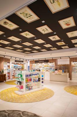 Bitpop 2.2, 3000K, 18W, 42°, white / Stinger 1.2, 3000K, 12W, 37°, white. Sant’Andrea pharmacy, Vicenza, Italy. Project by arch. Paolo Omodei Salé, photo by Tommy Ilai