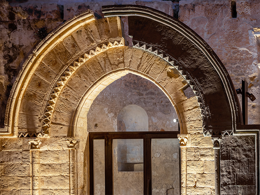 Exiglesia de San Giovannello, Marsala, Italia. El arco de entrada parcialmente reconstruido