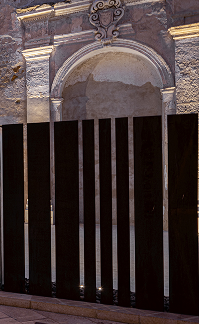 Ancienne église de San Giovannello, Marsala, Italie. Plaques en cor-ten le long du périmètre