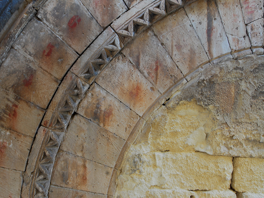 Exiglesia de San Giovannello, Marsala, Italia. Detalle del arco de entrada