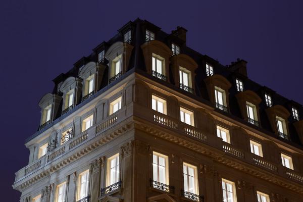 Lyss 1.0, 2700K, 5W, сатинированная оптика 20°x180°, серый. Facade Rue du Louvre, Париж, франция. Project by Studios Architecture, light planning by Aartill