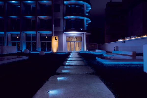 Beam 2.6, bleu, 2W, mono-émission, acier inox. i-Suite Hotel, Rimini, Italie. Light planning by Studio Luce Elfi, photo by Fabio Bascetta