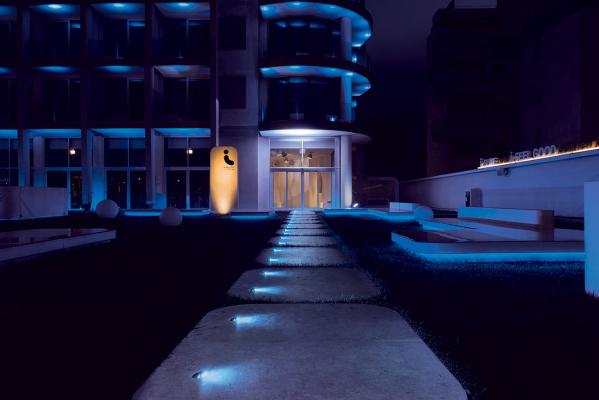 Beam 2.6, blue, 2W, single beam, stainless steel. i-Suite Hotel, Rimini, Italy. Light planning by Studio Luce Elfi, photo by Fabio Bascetta