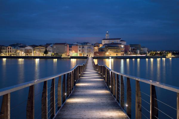 Bright 1.0, 4000K, 2W, óptica difusa. Embarcadero en el lago de Lesina, Foggia, Italia