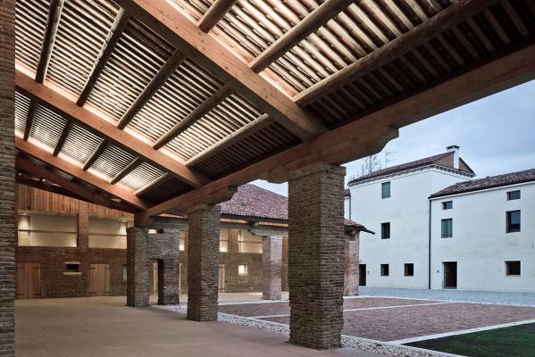 Neva Mini 2, 3000K, 11°, 5,5W, mit Bügeln. Corte Bertesina, Vicenza, Italien. Project and light planning by traverso-vighy architetti. Photo by Alessandra Chemollo