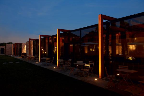 Litus 5.4, 2700K, 10W, 16°, con rejilla panal de abeja. Cascina Ranverso, Buttigliera Alta, Turín, Italia. Light planning by Susanna Antico Lighting Design Studio