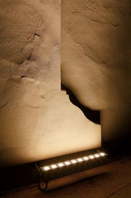 River Wall 1.0, 3000K, 20W, 10°x40°, con staffe. Villa Medici del Vascello, San Giovanni in Croce, Cremona. Light planning by Studio Luce Sacchi