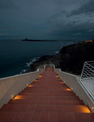 Step Outside 5.2, 3000K, 2W, version spéciale en finition anthracite. Castello Tafuri Charming Suites, Portopalo di Capo Passero, Siracusa, Italie. Project by arch. Fernanda Cantone, light planning by Light Style