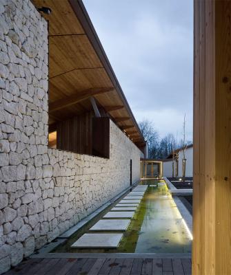 Trevi 1.2, 3000K, 32W, diffuse. Corte Bertesina, Vicenza, Italie. Project and light planning by traverso-vighy architetti. Photo by Alessandra Chemollo