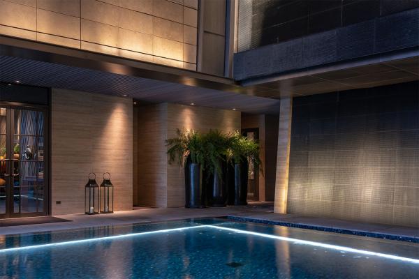 Rio Sub 2, 3700K, 19W/m, versión con longitudes especiales. Rosewood Hotel, Bangkok, Tailandia. Project: KPF, Tandem Architects, light planning: Be Lit, lighting supplier: Mosaic Eins