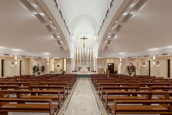 Stinger 2.0, 3000K, 20W, 60°, blanco / Stinger 3.0 3000K, 30W, 60°, blanco. Chiesa del Santissimo Crocifisso, Orta Nova, Foggia, Italia. Photo by Alessio Tamborini