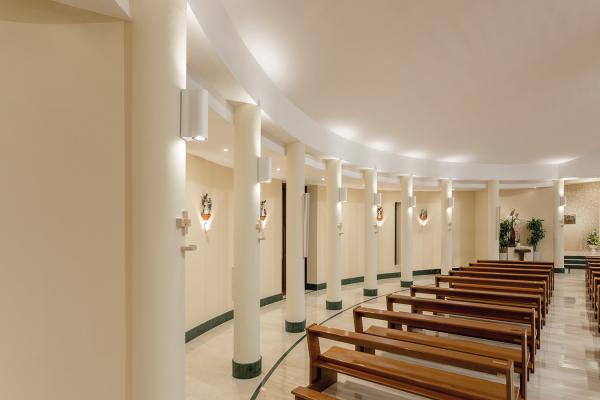 Intono 4.2, 38W, 2700K, wall grazing + asymmetrical, white. Church of Santissimo Crocifisso, Foggia, Italy. Photo by Alessio Tamborini