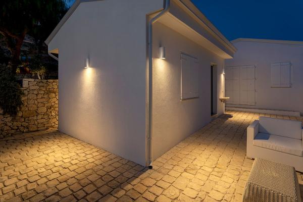 Intono 3.1, 3000K, 10W, asymmetrical optics, white. Private residence, Foggia, Italy. Project by arch. Ciro Alfredo Matarante, photo by Alessio Tamborini