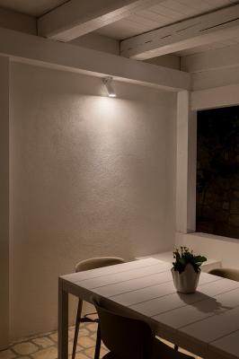 Spot 2.4, 3000K, 8W, 58°, blanc, avec casquette asymétrique. Habitation privée, Foggia, Italie. Project by arch. Ciro Alfredo Matarante, photo by Alessio Tamborini