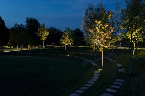 Stra 1.0, 37W, 3000K, 37°, with honeycomb louvre. Crédit Agricole Green Life – Arboretum Park, Parma, Italy. Project by AG&P greenscape, Photo by Alessio Tamborini