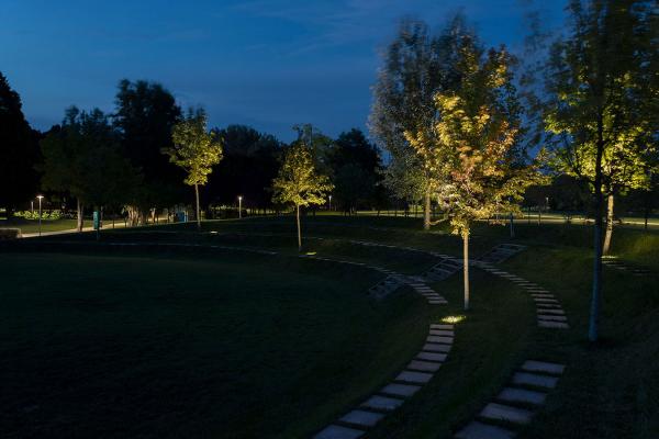 Stra 1.0, 37W, 3000K, 37°, con rejilla panal de abeja. Parque Arboretum de Crédit Agricole Green Life, Parma, Italia. Project by AG&P greenscape, Photo by Alessio Tamborini