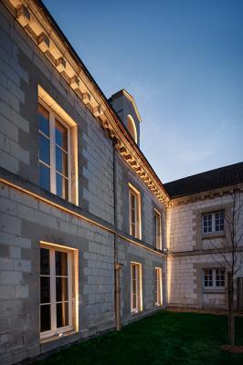 Lyss 1.0, 2700K, 5W, transparent 10°x180°, weiß. Caves Champagne Joseph Perrier, Châlons-en-Champagne, Frankreich. Project by Thiénot Architecture, Light planning by Lumesens, Photo by François Guillemin