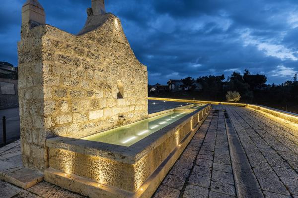 Trevi 1.0, 3000K, 10W, diffuse optics / Bright 1.6, 3000K, 2W, 40°. The “Fontana del Canale”, Campobello di Licata, Agrigento, Sicily. Light planning by City Green Light, photo by Archifotografia