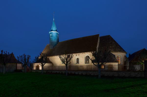 Siri 3.0, 2700K - 5000K, 23W, 30° - 6° - 12°, cor-ten, visière anti-éblouissement. Église Saint-Martin, Vieuvicq, France. Architecte du patrimoine: Claire Guiorgadze