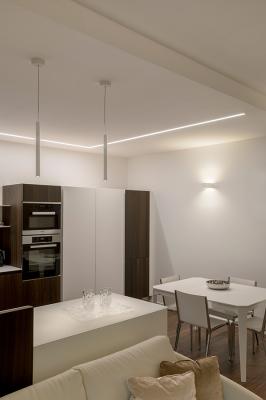 Kora 1.0, 3000K, 3,5W, 35°, bianco / Brenta 1, 3000K, 19W/m, ottica diffusa, installazione a filo soffitto / Versa 2.0, 3000K, 18W. Abitazione privata, Foggia, Italia. Project by arch. Anna Caprarella, photo by Alessio Tamborini