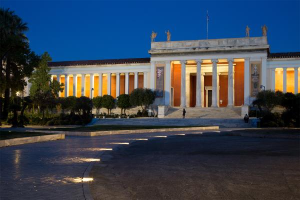 Rondò 2.1, 3000K, 2W, ottica radiale, acciaio inox. Giardino esterno del Museo Nazionale Archeologico, Atene, Grecia. Light planning by NeaPolis Lighting, landscape design by Ecoscapes Landscape Architecture, photo by Anastasia Siomou