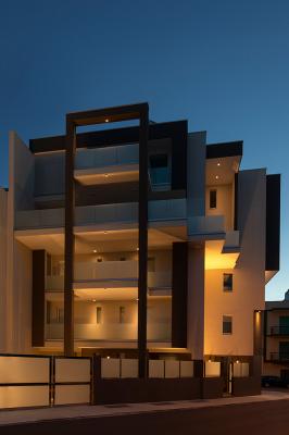 Tak 1.1, 3000K, 10W, 30°, blanco  / Lyss 1.0, 3000K, 7W, trasparente 10°x180°, gris. Edificio residencial, Andria, Italia, project by arch. Mariangela Alicino, photo by Alessio Tamborini