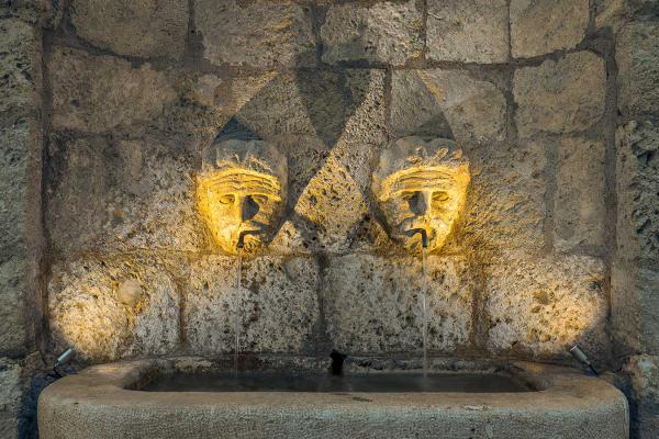 Spot 1.0, 3000K, 2W, 40°. Fontana del Canale, Campobello di Licata, Agrigento, Italia. Fontana del Canale, Campobello di Licata, Agrigento, Italia. Light planning by City Green Light, ing. Patrizia Maesano. Photo by Archifotografia