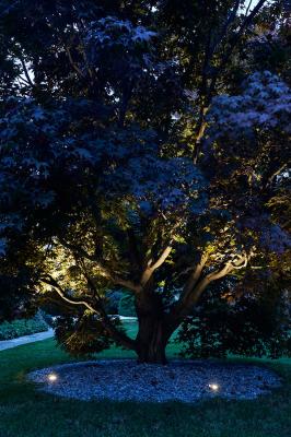 Bright 2.4, 3000K, 7W, 47°, acier inox. Jardin d'une habitation privée, Cuneo, Italie. Light planning by Studio Luce Bi Esse
