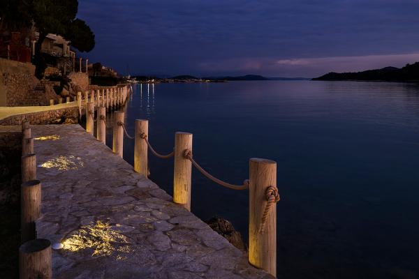 Rondò 1.1, 3000K, 2W, radial optics, stainless steel. Seafront promenade, Tribunj, Croatia. Light planning by IBF Project