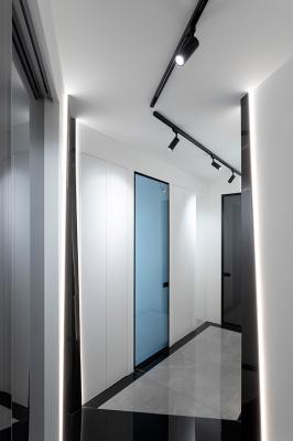 Strip LED Slim, 4000K, 8W/m, profil - Micro, verre opalin / Stinger 1.0, 4000K, 12W, 38°, noir. Cabinet d'avocats LEX,Foggia, Italie. Project by Studio Carella+Salvato, executed by ing. Giuseppe Occulto, photo by Alessio Tamborini