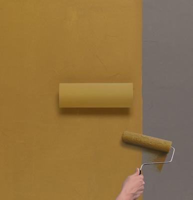 Grâce à la version avec apprêt neutre et accrochant, la surface peut être peinte avec la même peinture murale que le mur d’appui, pour que le faisceau lumineux soit le seul protagoniste