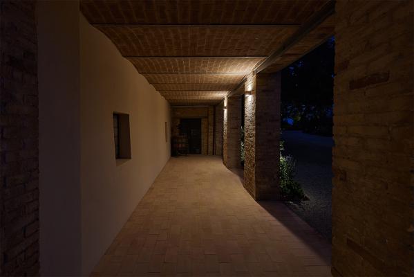 Geko 6.0, 3000K, 28W, difusa, cor-ten. Antiguo Convento de San Panfilo, Spoltore, Pescara, Italia. Project: arch. Carmela Palmieri, studio CASa Associati. Photo: Fabio di Carlo