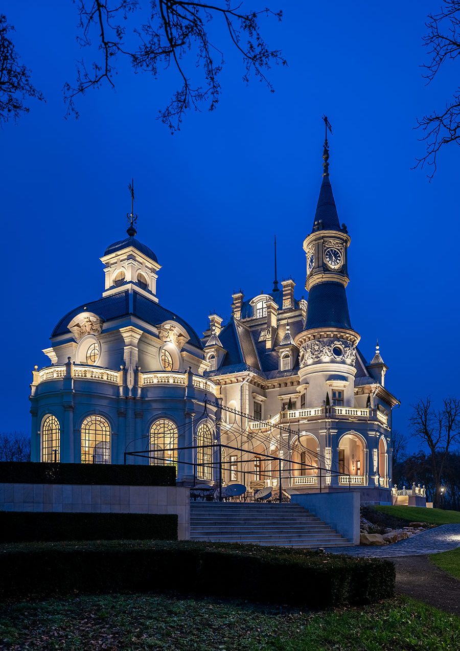 Освещение Botaniq Castle