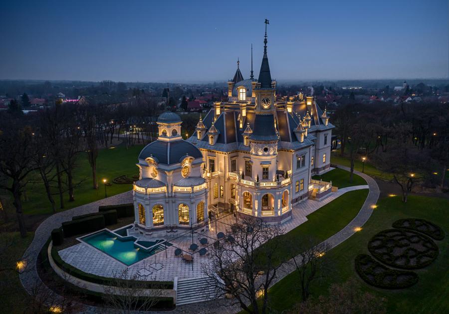 Освещение Botaniq Castle