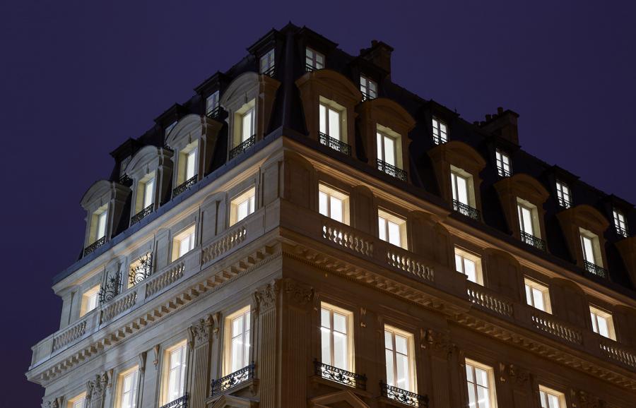 Fassade in der Rue du Louvre Beleuchtung