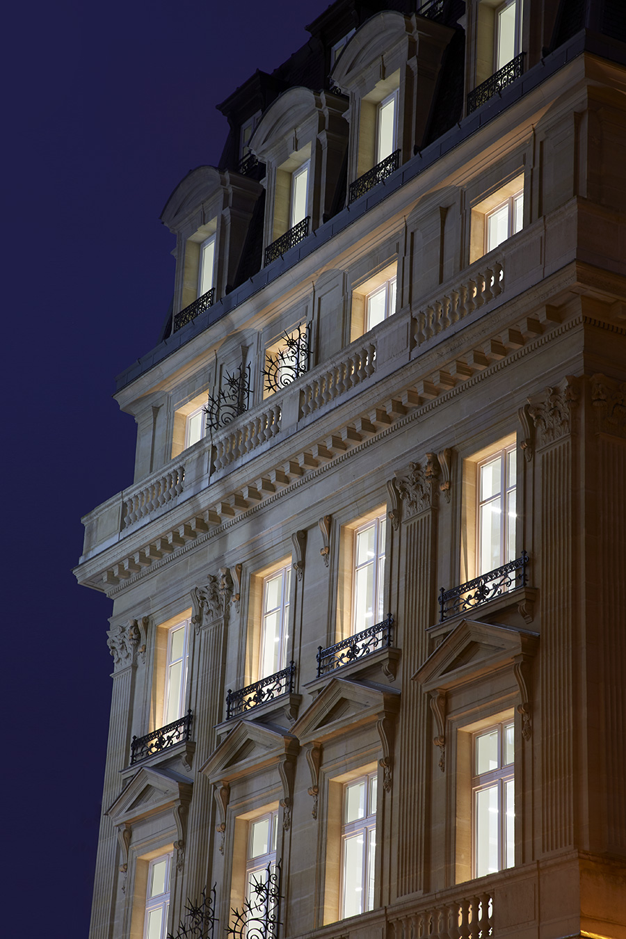 Fassade in der Rue du Louvre Beleuchtung