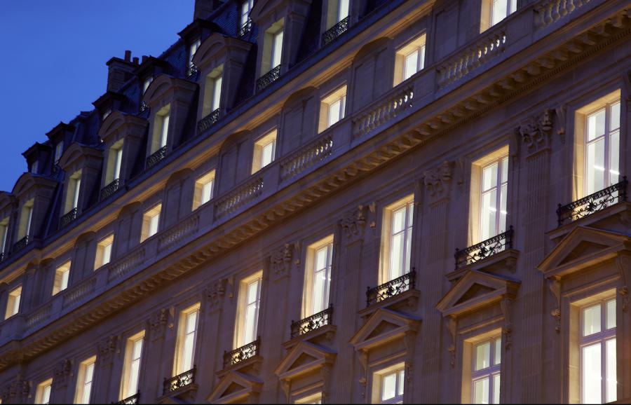 Fassade in der Rue du Louvre Beleuchtung