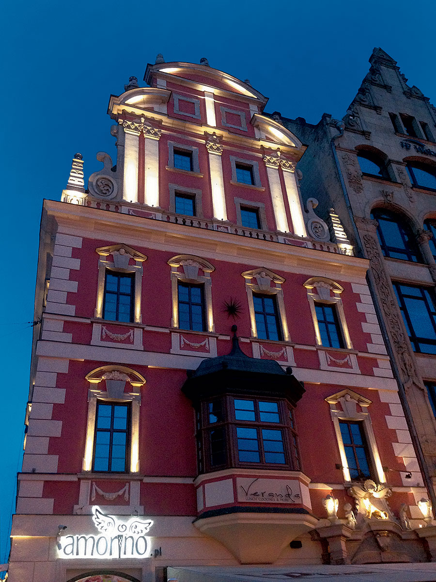 Éclairage House Under the Golden Dog